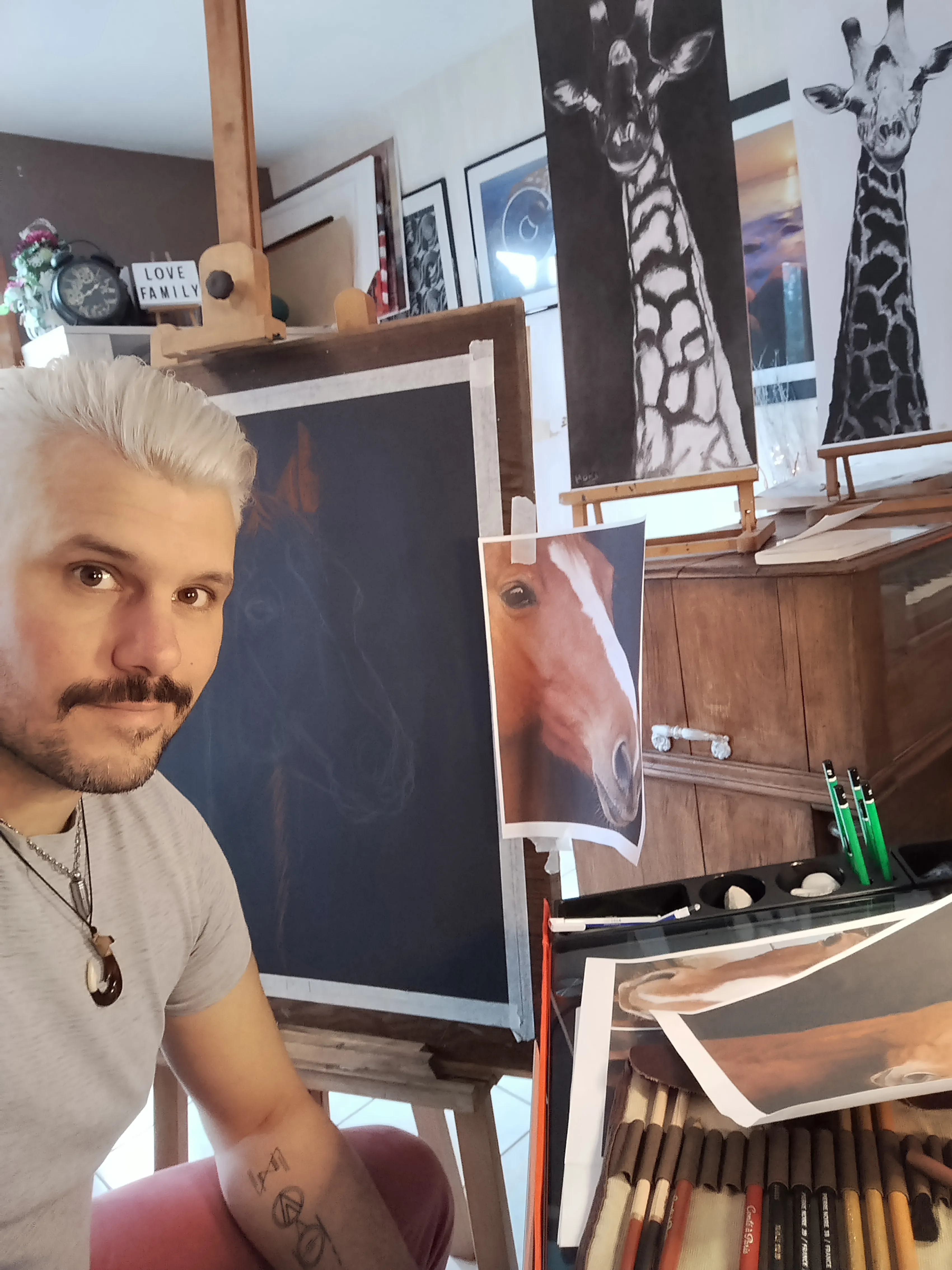 Portrait photographique de Jérémy Morin, artiste portraitiste spécialisé dans le dessin ultra-réaliste en studio